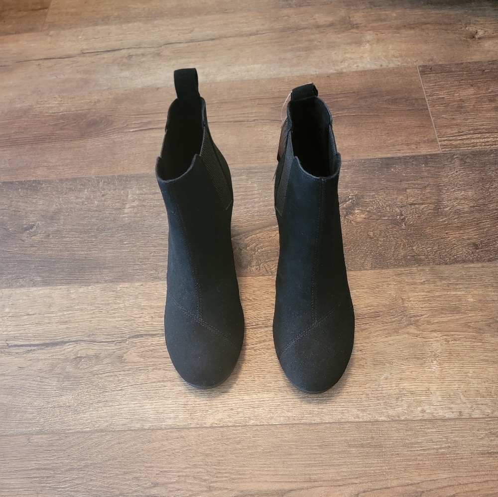 TOMS SUEDE BOOTS